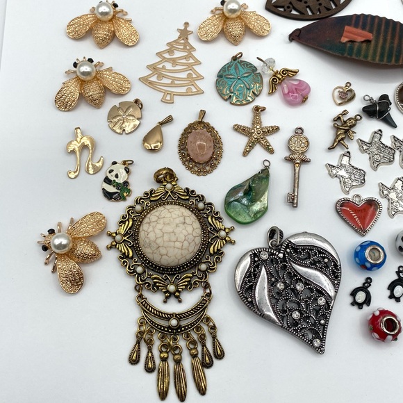 Assorted Jewelry Lot of Charms and Pendants - Picture 3 of 11